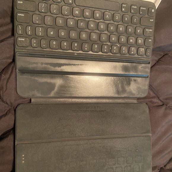 iPad Air(4th generation)
Apple Pencil (2nd generation)
iPad Smart Keyboard folio - Picture 2 of 5